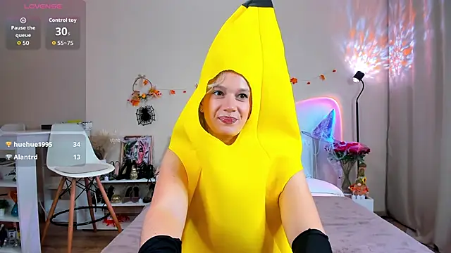 Snapshot of EmiSoul chatting on 10-31-25, 04:35 EmiSoul online show from 10-31-25, 04:35