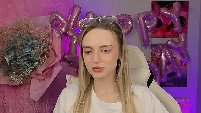 Snapshot of JuliaBrewwer chatting on 09-18-25, 02:19 JuliaBrewwer online show from 09-18-25, 02:19