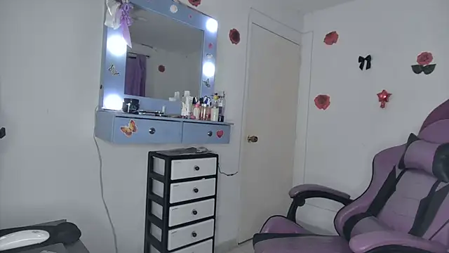 Snapshot of soffy_rosses chatting on 06-25-26, 02:00 soffy rosses online show from 06-25-26, 02:00