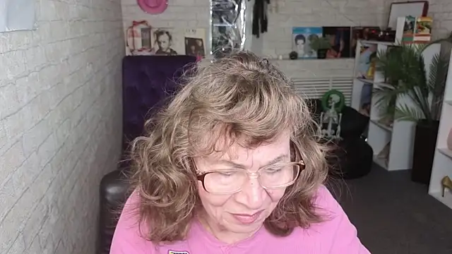 Betty Brick online show from 04-16-26, 01:56