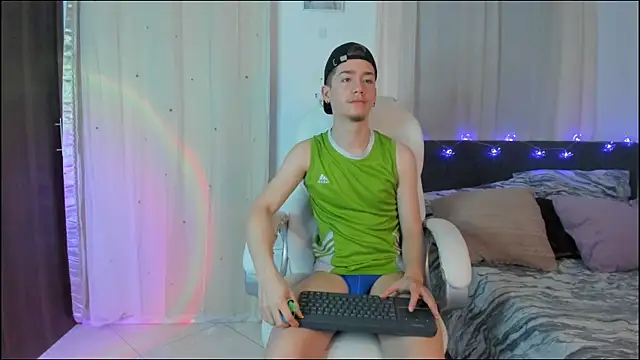 ThiagooJames online show from 12-23-25, 01:58