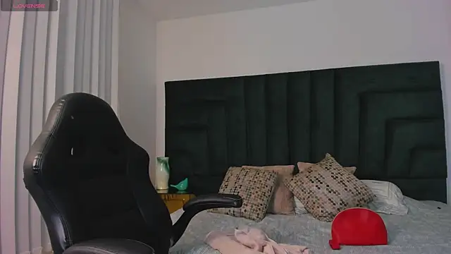 Snapshot of valerieMattson chatting on 09-28-25, 05:40 valerieMattson online show from 09-28-25, 05:40