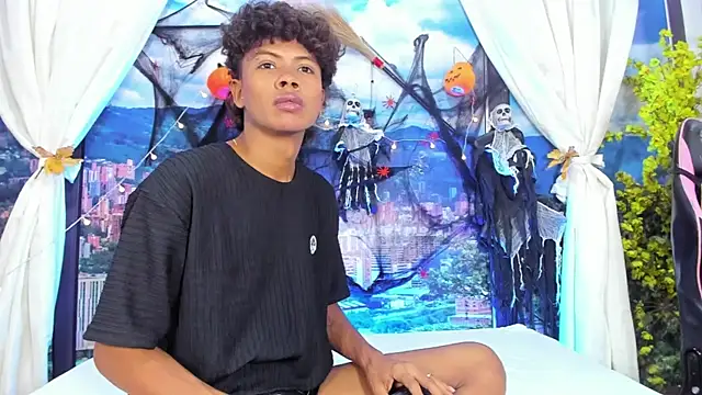 Snapshot of MilthonDelis chatting on 10-22-25, 03:29 MilthonDelis online show from 10-22-25, 03:29