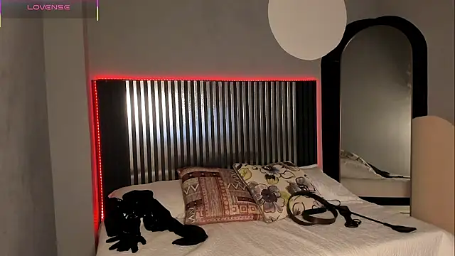 Snapshot of Emilybeltons chatting on 10-17-25, 08:22 Emilybeltons online show from 10-17-25, 08:22