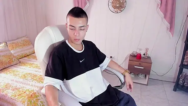 Snapshot of Dereck_Boy8 chatting on 10-29-25, 08:21 Dereck Boy8 online show from 10-29-25, 08:21