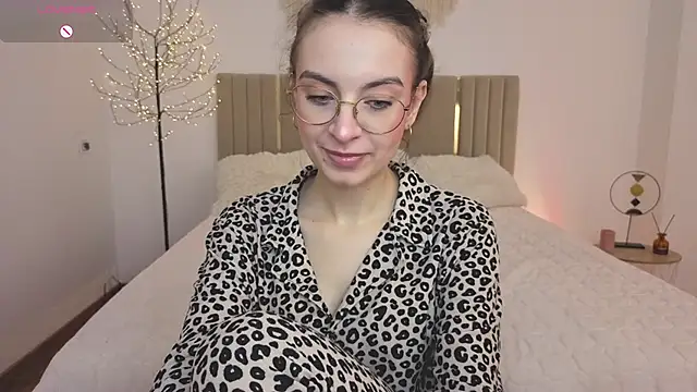 Snapshot of Real_cutie1 chatting on 04-24-26, 01:02 Real cutie1 online show from 04-24-26, 01:02