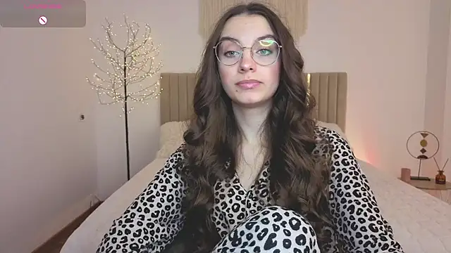 Snapshot of Real_cutie1 chatting on 04-25-26, 01:41 Real cutie1 online show from 04-25-26, 01:41
