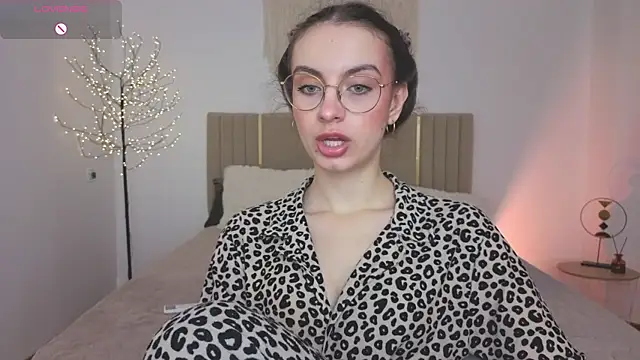 Snapshot of Real_cutie1 chatting on 05-09-26, 12:54 Real cutie1 online show from 05-09-26, 12:54