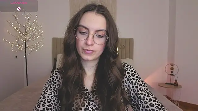 Snapshot of Real_cutie1 chatting on 05-11-26, 02:45 Real cutie1 online show from 05-11-26, 02:45