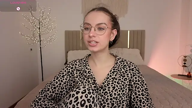 Snapshot of Real_cutie1 chatting on 05-16-26, 01:10 Real cutie1 online show from 05-16-26, 01:10