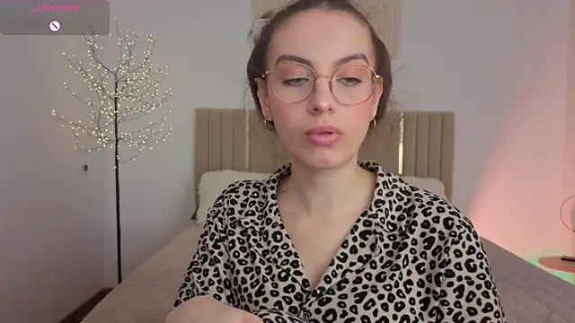 Snapshot of Real_cutie1 chatting on 05-18-26, 01:06 Real cutie1 online show from 05-18-26, 01:06