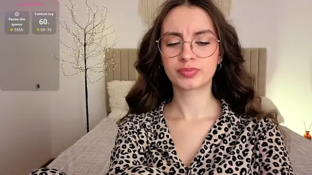 Snapshot of Real_cutie1 chatting on 06-09-26, 01:01 Real cutie1 online show from 06-09-26, 01:01