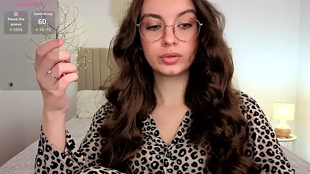 Snapshot of Real_cutie1 chatting on 06-19-26, 01:04 Real cutie1 online show from 06-19-26, 01:04