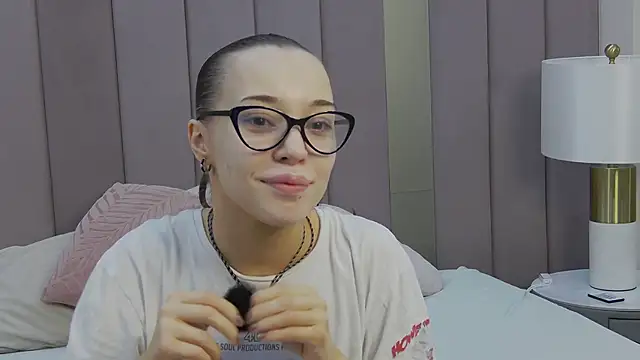 ZoeyNeal online show from 04-05-26, 02:03