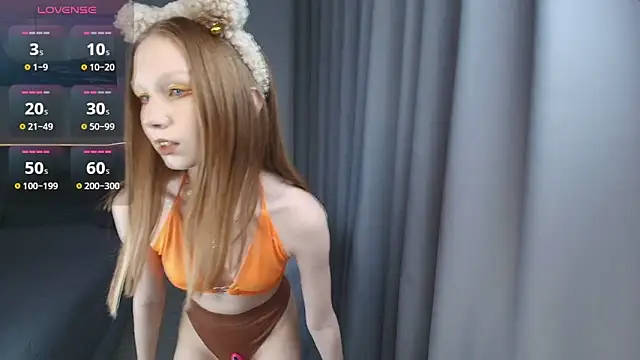 Snapshot of FoxyMira chatting on 09-22-25, 01:24 FoxyMira online show from 09-22-25, 01:24