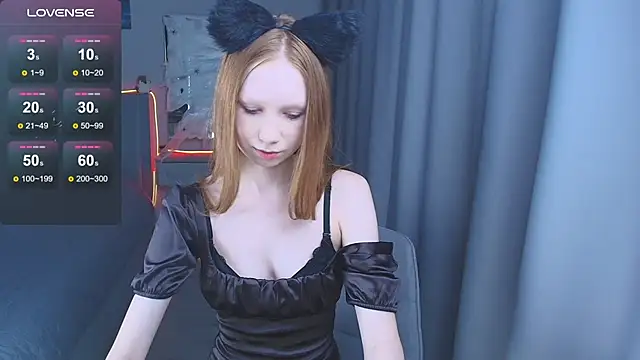 Snapshot of FoxyMira chatting on 10-25-25, 01:40 FoxyMira online show from 10-25-25, 01:40