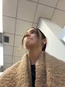 Snapshot of DollyTall chatting on 10-14-25, 09:43 DollyTall online show from 10-14-25, 09:43