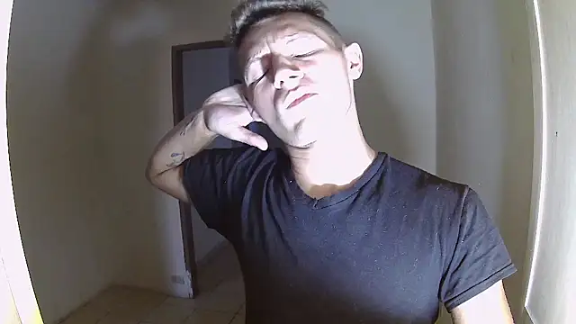 Snapshot of BlondZilla chatting on 10-18-25, 12:13 BlondZilla online show from 10-18-25, 12:13