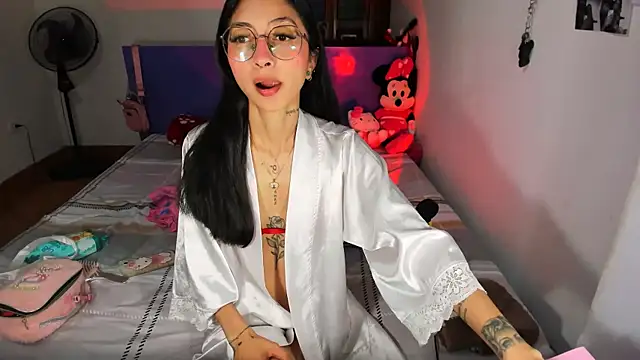 Snapshot of Anais_lux chatting on 06-11-26, 11:47 Anais lux online show from 06-11-26, 11:47