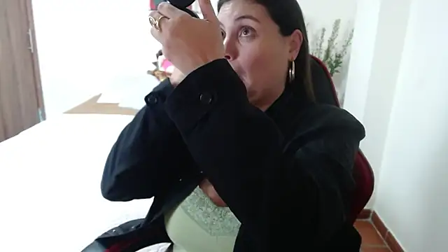 Snapshot of Secret_Bella chatting on 10-10-25, 11:42 Secret Bella online show from 10-10-25, 11:42