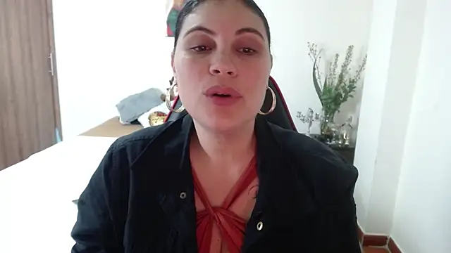 Snapshot of Secret_Bella chatting on 10-11-25, 11:42 Secret Bella online show from 10-11-25, 11:42