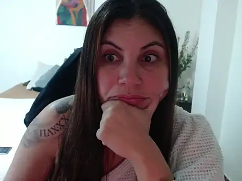 Snapshot of Secret_Bella chatting on 10-12-25, 11:42 Secret Bella online show from 10-12-25, 11:42