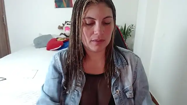 Snapshot of Secret_Bella chatting on 11-07-25, 11:32 Secret Bella online show from 11-07-25, 11:32