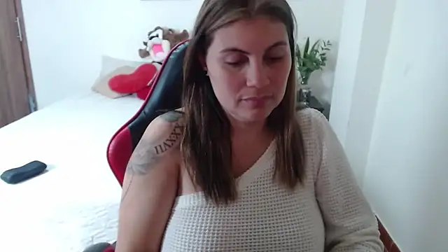 Snapshot of Secret_Bella chatting on 11-10-25, 12:15 Secret Bella online show from 11-10-25, 12:15