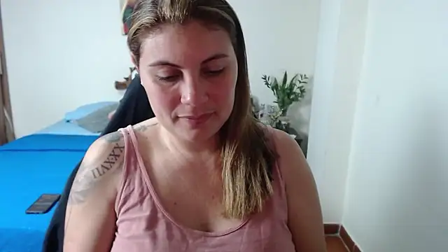 Snapshot of Secret_Bella chatting on 11-18-25, 11:25 Secret Bella online show from 11-18-25, 11:25