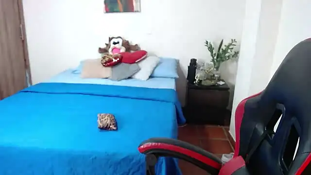 Snapshot of Secret_Bella chatting on 11-25-25, 12:16 Secret Bella online show from 11-25-25, 12:16