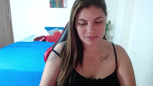 Snapshot of Secret_Bella chatting on 12-18-25, 12:44 Secret Bella online show from 12-18-25, 12:44