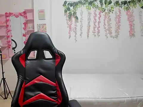 Snapshot of Liana_hot12 chatting on 10-15-25, 01:33 Liana hot12 online show from 10-15-25, 01:33