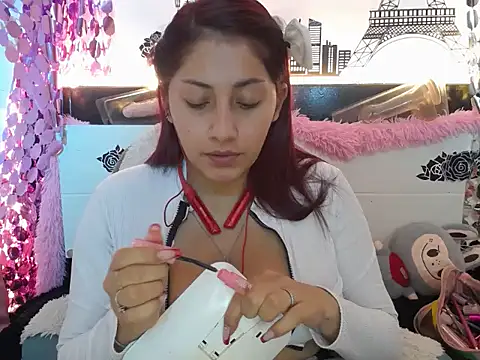 Snapshot of Nicol_V chatting on 09-25-25, 04:05 Nicol V online show from 09-25-25, 04:05