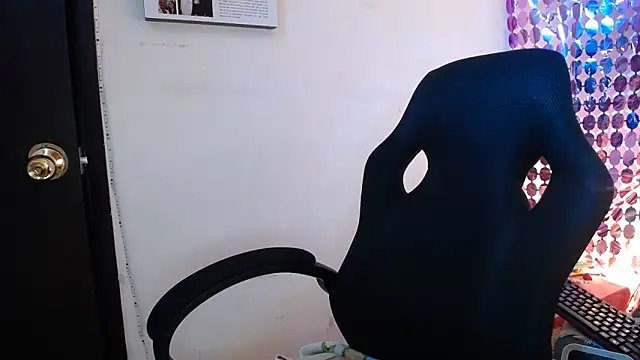 Snapshot of Nicol_V chatting on 10-23-25, 04:45 Nicol V online show from 10-23-25, 04:45