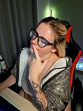 Snapshot of Charlies_world chatting on 09-13-25, 07:24 Charlies world online show from 09-13-25, 07:24