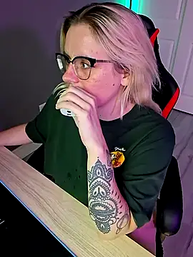 Snapshot of Charlies_world chatting on 09-18-25, 08:22 Charlies world online show from 09-18-25, 08:22