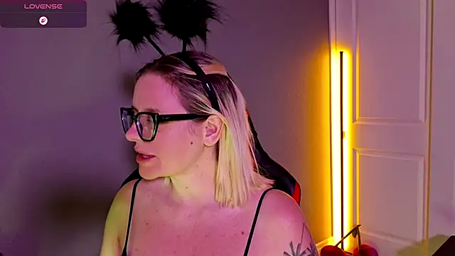 Snapshot of Charlies_world chatting on 10-31-25, 05:25 Charlies world online show from 10-31-25, 05:25