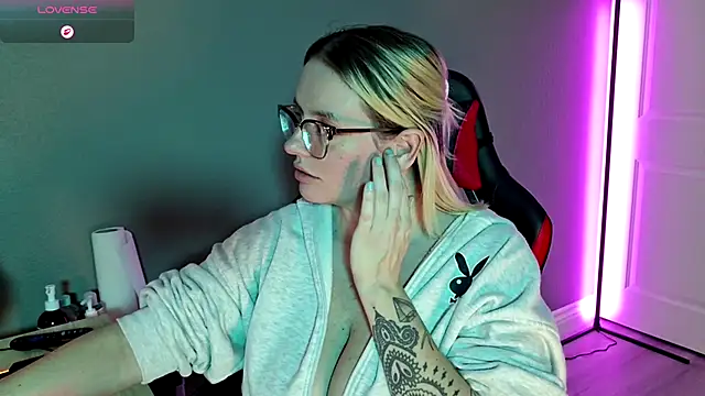 Snapshot of Charlies_world chatting on 11-06-25, 09:26 Charlies world online show from 11-06-25, 09:26