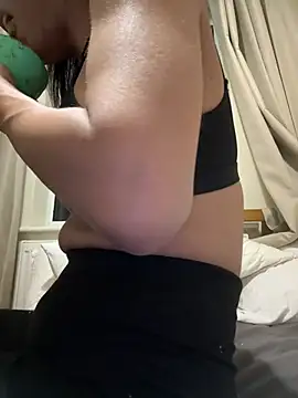 Snapshot of Ladyboyluxe chatting on 02-21-26, 04:57 Ladyboyluxe online show from 02-21-26, 04:57