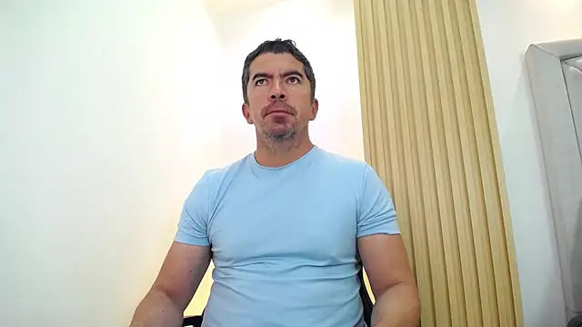 Snapshot of JuanKFit_45 chatting on 04-24-26, 01:02 JuanKFit 45 online show from 04-24-26, 01:02