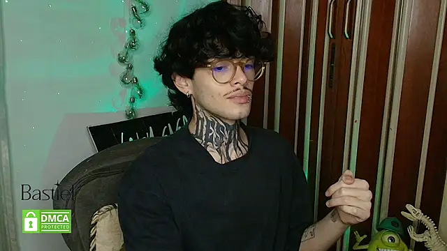 Snapshot of Mihail_leroy chatting on 10-02-25, 01:45 Mihail leroy online show from 10-02-25, 01:45