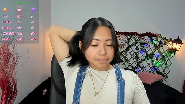 Snapshot of Louisa__clare chatting on 12-20-25, 04:19 Louisa clare online show from 12-20-25, 04:19