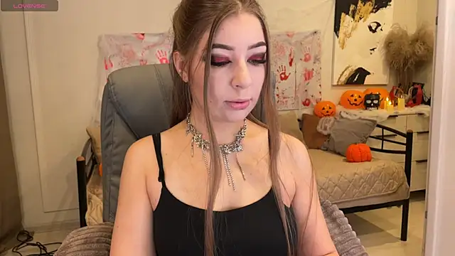 Snapshot of Yummy_Jane chatting on 10-28-25, 01:20 Yummy Jane online show from 10-28-25, 01:20