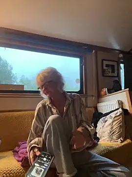 Snapshot of ladyboatlady chatting on 09-15-25, 06:19 ladyboatlady online show from 09-15-25, 06:19