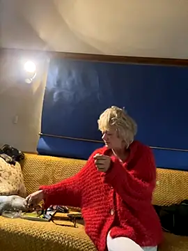 Snapshot of ladyboatlady chatting on 09-24-25, 06:17 ladyboatlady online show from 09-24-25, 06:17