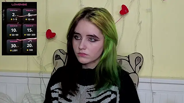 Snapshot of PortiaHedge chatting on 10-20-25, 07:25 PortiaHedge online show from 10-20-25, 07:25