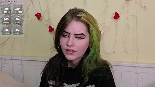 Snapshot of PortiaHedge chatting on 10-22-25, 07:13 PortiaHedge online show from 10-22-25, 07:13