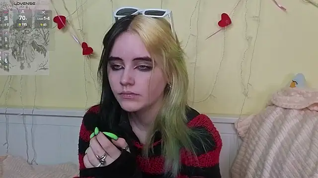 Snapshot of PortiaHedge chatting on 10-24-25, 06:15 PortiaHedge online show from 10-24-25, 06:15