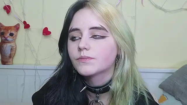 Snapshot of PortiaHedge chatting on 10-27-25, 07:51 PortiaHedge online show from 10-27-25, 07:51