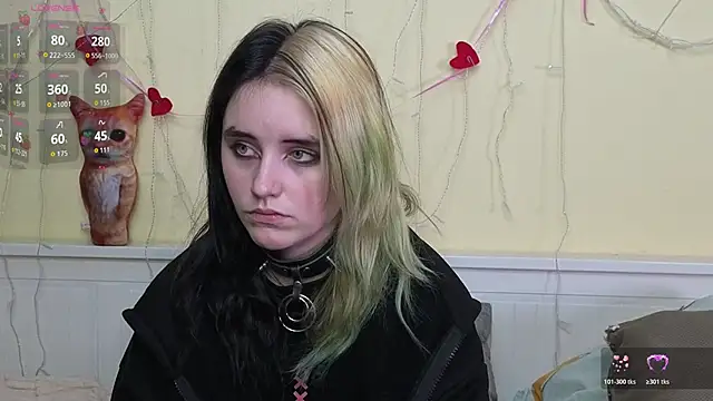 Snapshot of PortiaHedge chatting on 10-28-25, 07:27 PortiaHedge online show from 10-28-25, 07:27